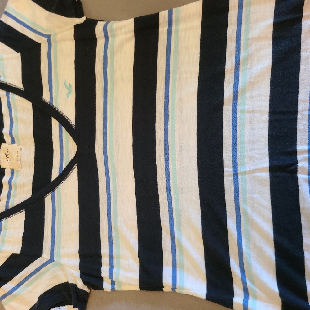 Womens Hollister v neck shirt
